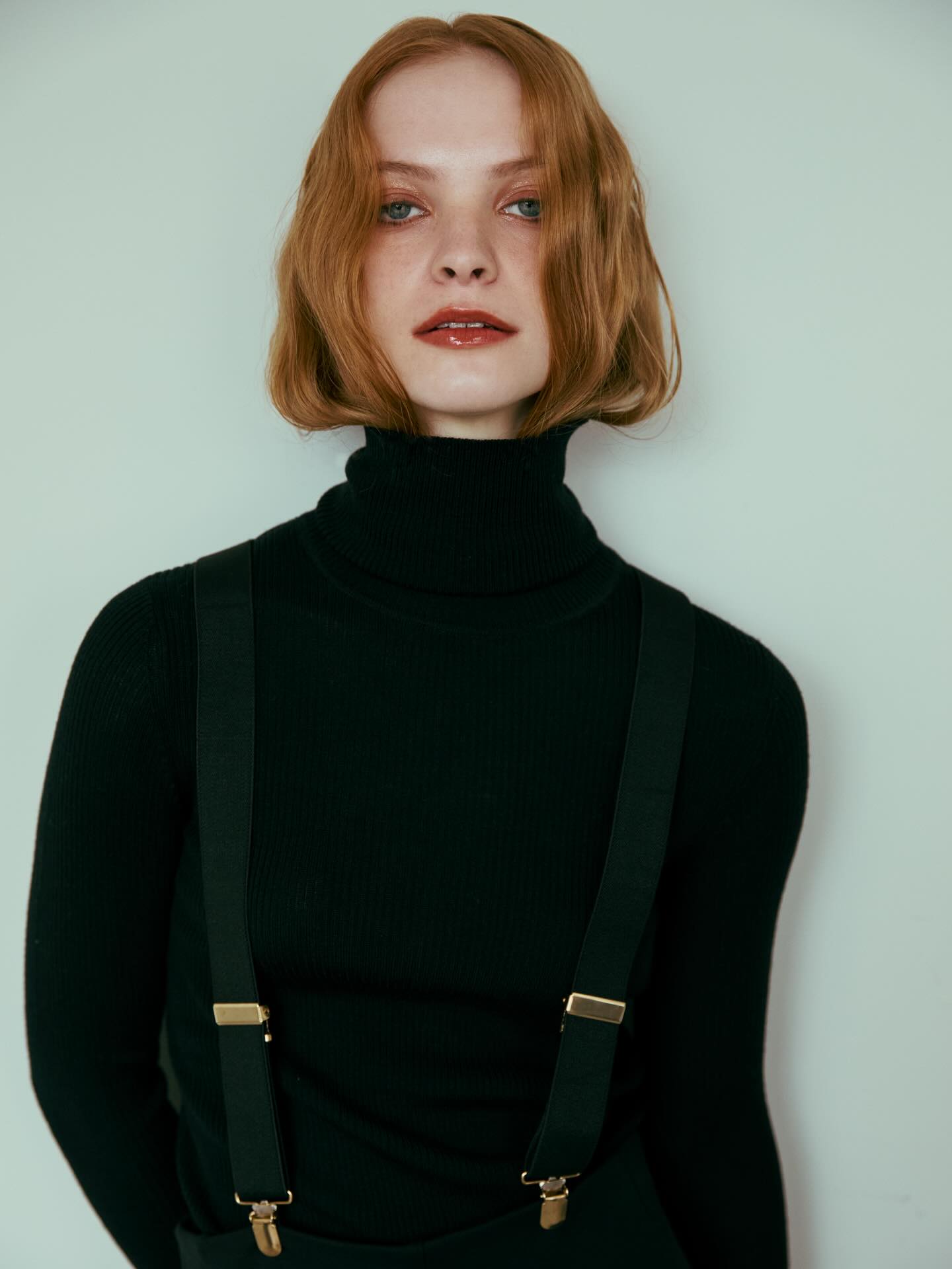 黒い衣装と赤髪のモデルのヘアメイク作品
